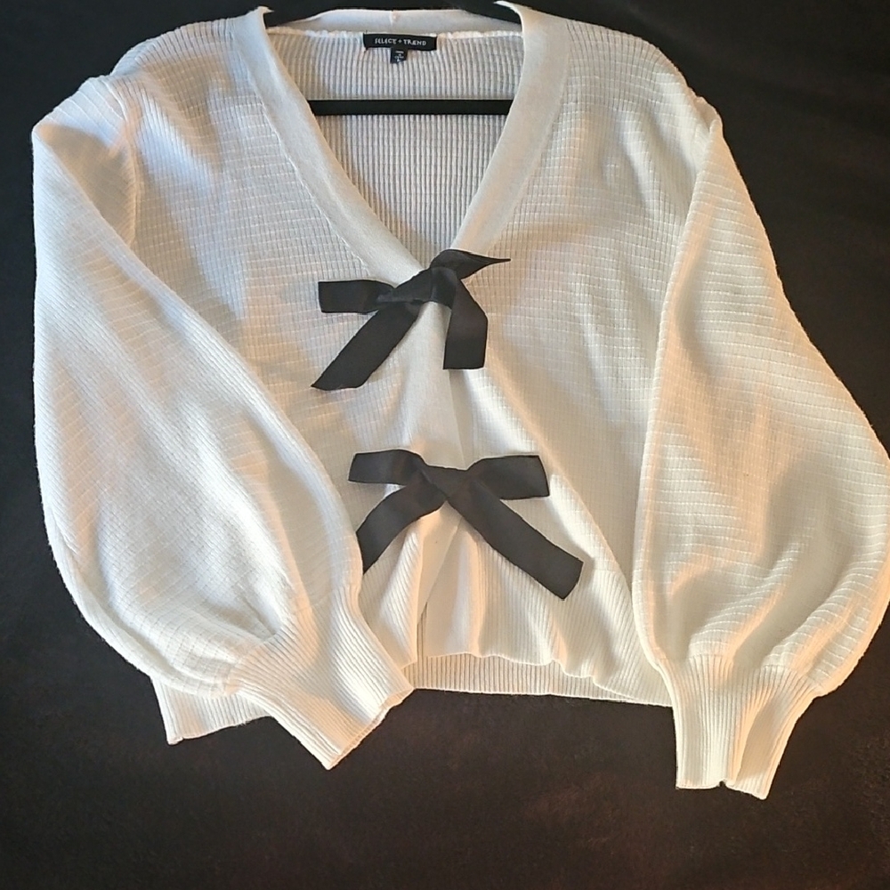Elegant White Cardigan with Black Bow Accents